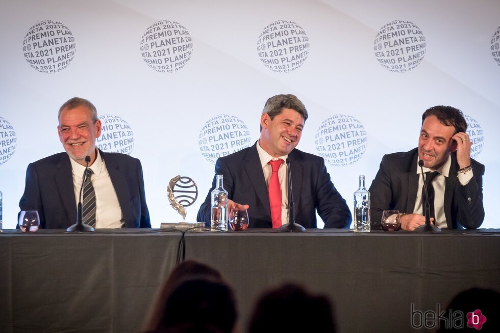 Agustín Martínez, Antonio Mercero y Jorge Díaz (Carmen Mola), ganadores del Premio Planeta 2021