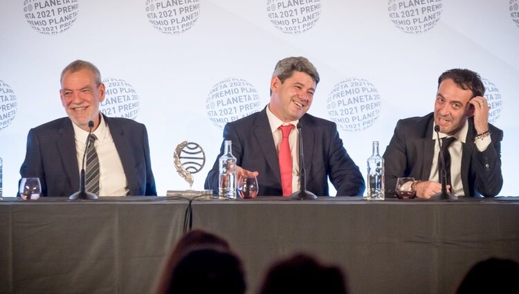 Agustín Martínez, Antonio Mercero y Jorge Díaz (Carmen Mola), ganadores del Premio Planeta 2021