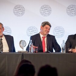 Agustín Martínez, Antonio Mercero y Jorge Díaz (Carmen Mola), ganadores del Premio Planeta 2021