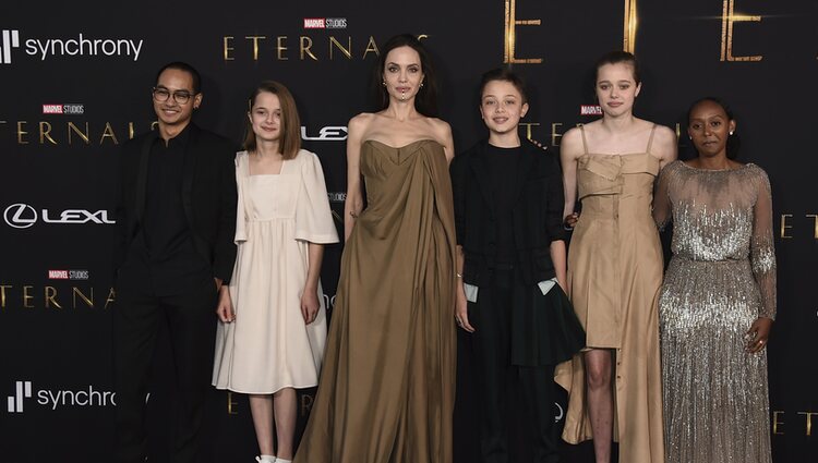 Angelina Jolie con sus hijos Maddox, Vivienne, Knox, Shiloh y Zahara Jolie Pitt en la premiere de la película 'Eternals' en Los Angeles