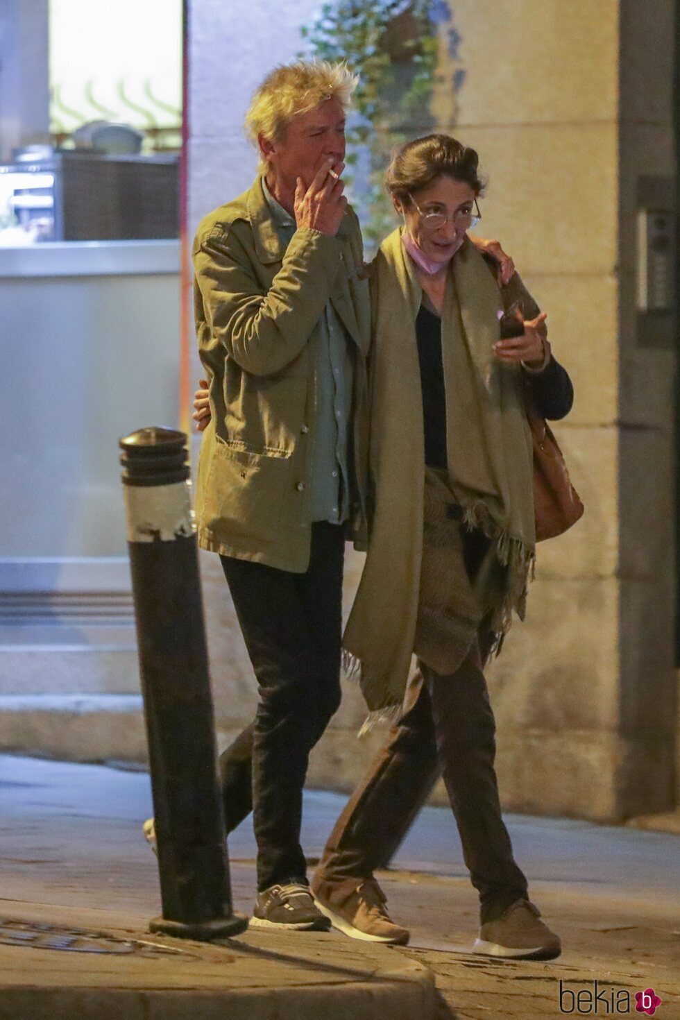 Ernesto de Hannover fumando junto a Claudia Stilianopoulos durante un paseo por Madrid