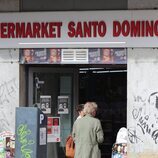 Ernesto de Hannover y Claudia Stilianopoulos en un supermercado