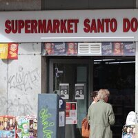 Ernesto de Hannover y Claudia Stilianopoulos en un supermercado