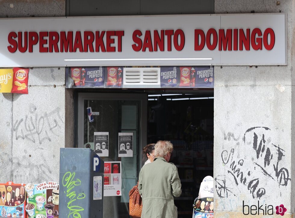 Ernesto de Hannover y Claudia Stilianopoulos en un supermercado