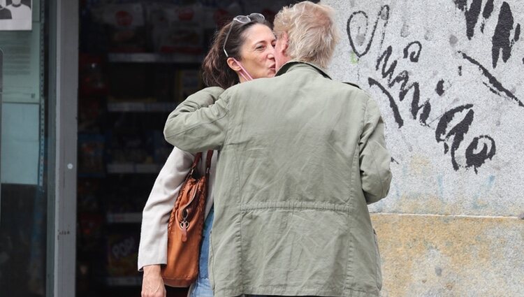 Ernesto de Hannover y Claudia Stilianopoulos besándose