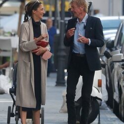 Ernesto de Hannover y Claudia Stilianopoulos hablando durante un paseo por Madrid