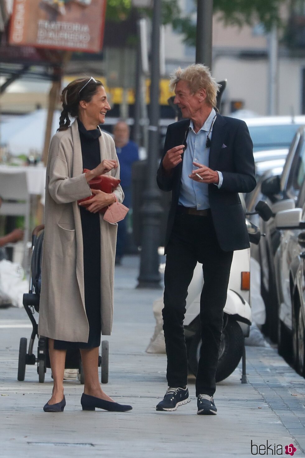 Ernesto de Hannover y Claudia Stilianopoulos hablando durante un paseo por Madrid