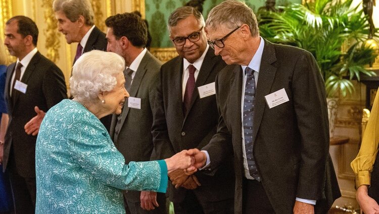 La Reina Isabel saluda a Bill Gates en The Global Investment Summit