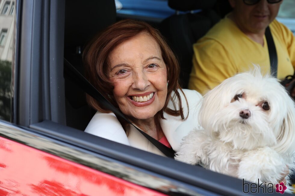 María Teresa Campos con su perro muy sonriente