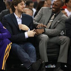 Pau Gasol y Kobe Bryant, divirtiéndose mientras ven un partido de baloncesto