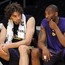 Pau Gasol y Kobe Bryant, en el descanso de un partido de baloncesto de la NBA