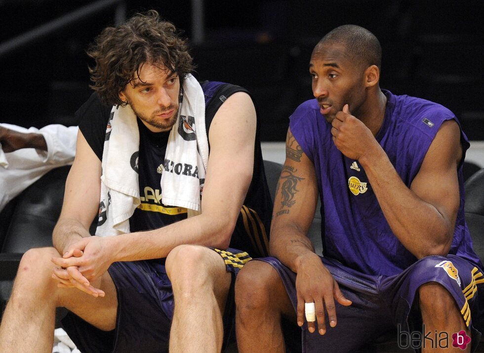 Pau Gasol y Kobe Bryant, en el descanso de un partido de baloncesto de la NBA