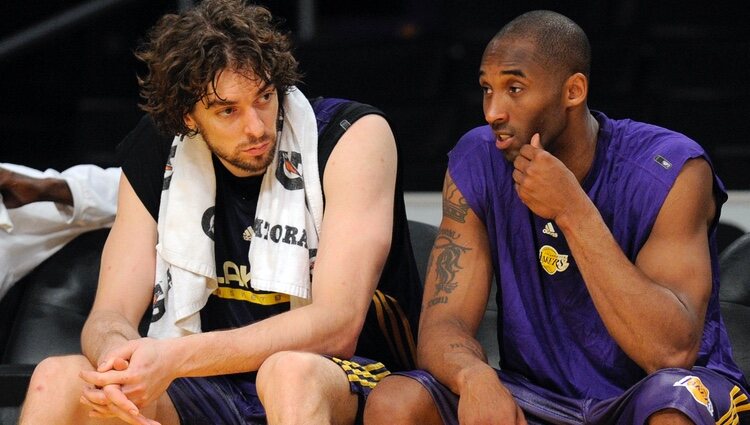 Pau Gasol y Kobe Bryant, en el descanso de un partido de baloncesto de la NBA