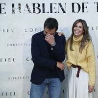 Nuria Roca y Juan del Val riéndose en la presentación de la colección 'Que hablen de ti' de Cortefiel