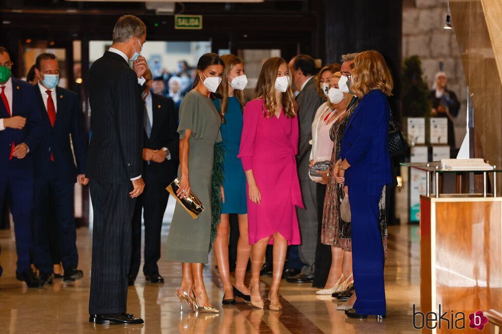 Los Reyes Felipe y Letizia, la Princesa Leonor y la Infanta Sofía a su llegada al Concierto Premios Princesa de Asturias 2021