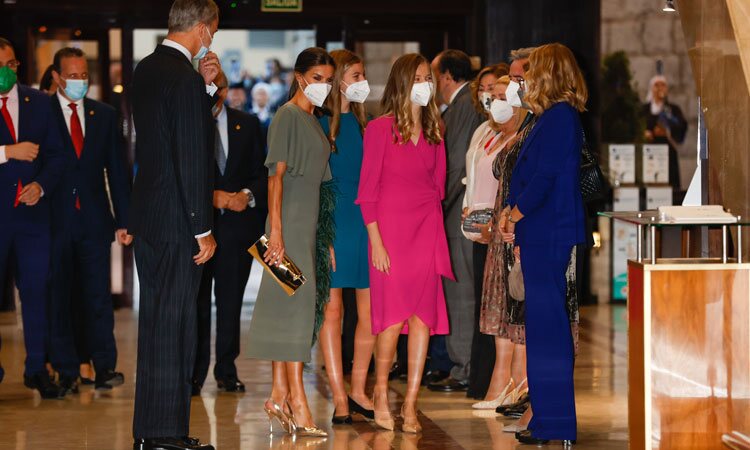 Los Reyes Felipe y Letizia, la Princesa Leonor y la Infanta Sofía a su llegada al Concierto Premios Princesa de Asturias 2021