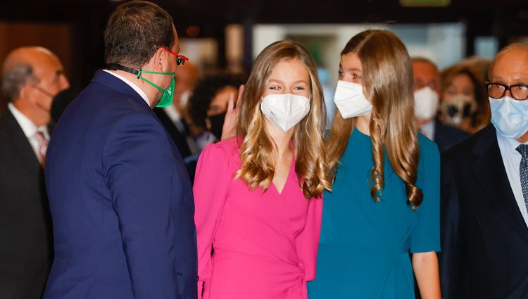 La Princesa Leonor y la Infanta Sofía con Adrián Barbón en el Concierto Premios Princesa de Asturias 2021