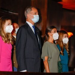 Los Reyes Felipe y Letizia y sus hijas Leonor y Sofía en el Concierto Premios Princesa de Asturias 2021