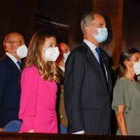 Los Reyes Felipe y Letizia y sus hijas Leonor y Sofía en el Concierto Premios Princesa de Asturias 2021