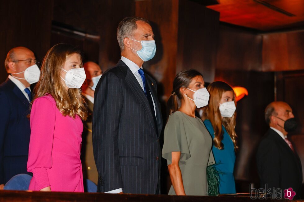 Los Reyes Felipe y Letizia y sus hijas Leonor y Sofía en el Concierto Premios Princesa de Asturias 2021