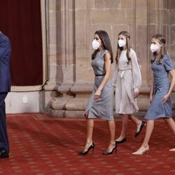 El Rey Felipe, seguido de la Reina Letizia, la Princesa Leonor y la Infanta Sofía en la audiencia a los galardonados de los Premios Princesa de Asturias 20