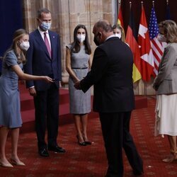 Los Reyes Felipe y Letizia, la Princesa Leonor y la Infanta Sofía con José Andrés en la audiencia a los galardonados de los Premios Princesa de Asturias 20