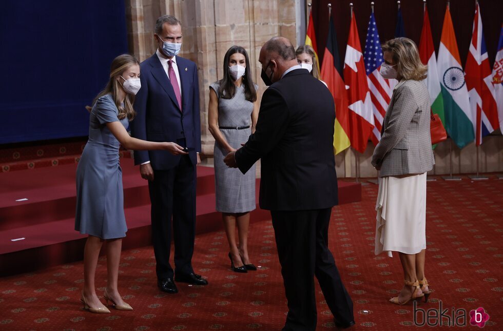 Los Reyes Felipe y Letizia, la Princesa Leonor y la Infanta Sofía con José Andrés en la audiencia a los galardonados de los Premios Princesa de Asturias 20