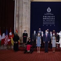 Los Reyes Felipe y Letizia, la Princesa Leonor y la Infanta Sofía con los galardonados de los Premios Princesa de Asturias 2021