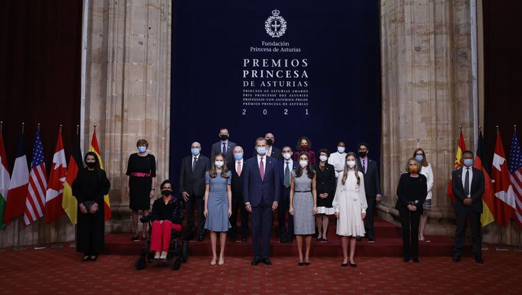 Los Reyes Felipe y Letizia, la Princesa Leonor y la Infanta Sofía con los galardonados de los Premios Princesa de Asturias 2021