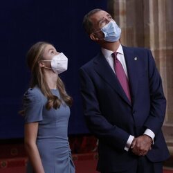 El Rey Felipe y la Princesa Leonor mirando la cúpula del Salón Covadonga del Hotel Reconquista en la audiencia a los galardonados de los Premios Princesa d