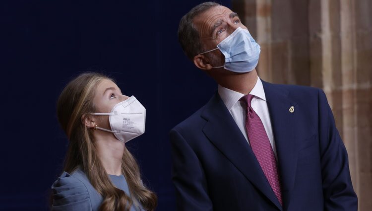 El Rey Felipe y la Princesa Leonor mirando la cúpula del Salón Covadonga del Hotel Reconquista en la audiencia a los galardonados de los Premios Princesa d