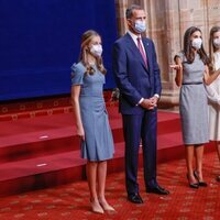 La Reina Letizia, impaciente junto al Rey Felipe, la Princesa Leonor y la Infanta Sofía en la audiencia a los galardonados de los Premios Princesa de Astur