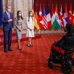 Los Reyes Felipe y Letizia, la Princesa Leonor y la Infanta Sofía con Teresa Perales en la audiencia a los galardonados de los Premios Princesa de Asturias