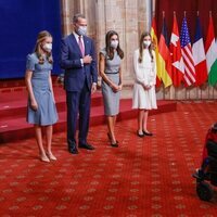 Los Reyes Felipe y Letizia, la Princesa Leonor y la Infanta Sofía con Teresa Perales en la audiencia a los galardonados de los Premios Princesa de Asturias