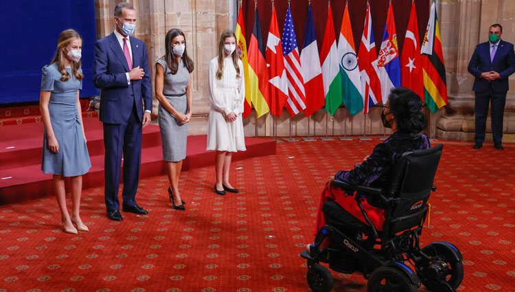 Los Reyes Felipe y Letizia, la Princesa Leonor y la Infanta Sofía con Teresa Perales en la audiencia a los galardonados de los Premios Princesa de Asturias