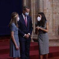 La Reina Letizia hablando con el Rey Felipe y la Princesa Leonor en la audiencia a los galardonados de los Premios Princesa de Asturias 2021