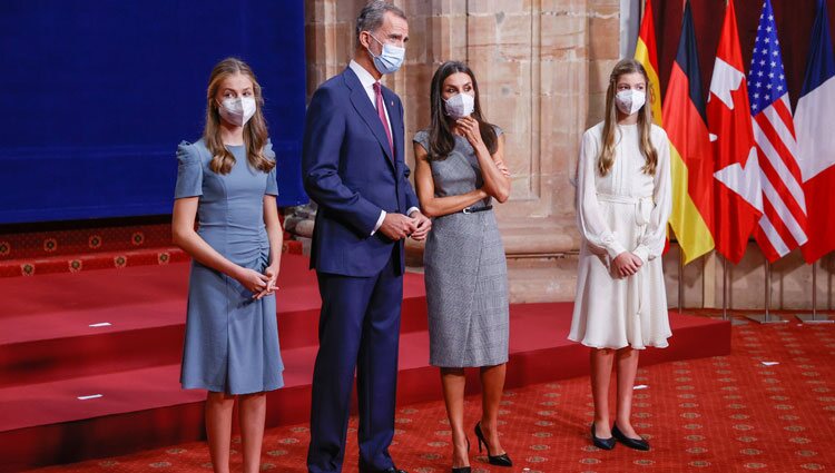 Los Reyes Felipe y Letizia comparten confidencias en presencia de la Princesa Leonor y la Infanta Sofía en la audiencia a los galardonados de los Premios P