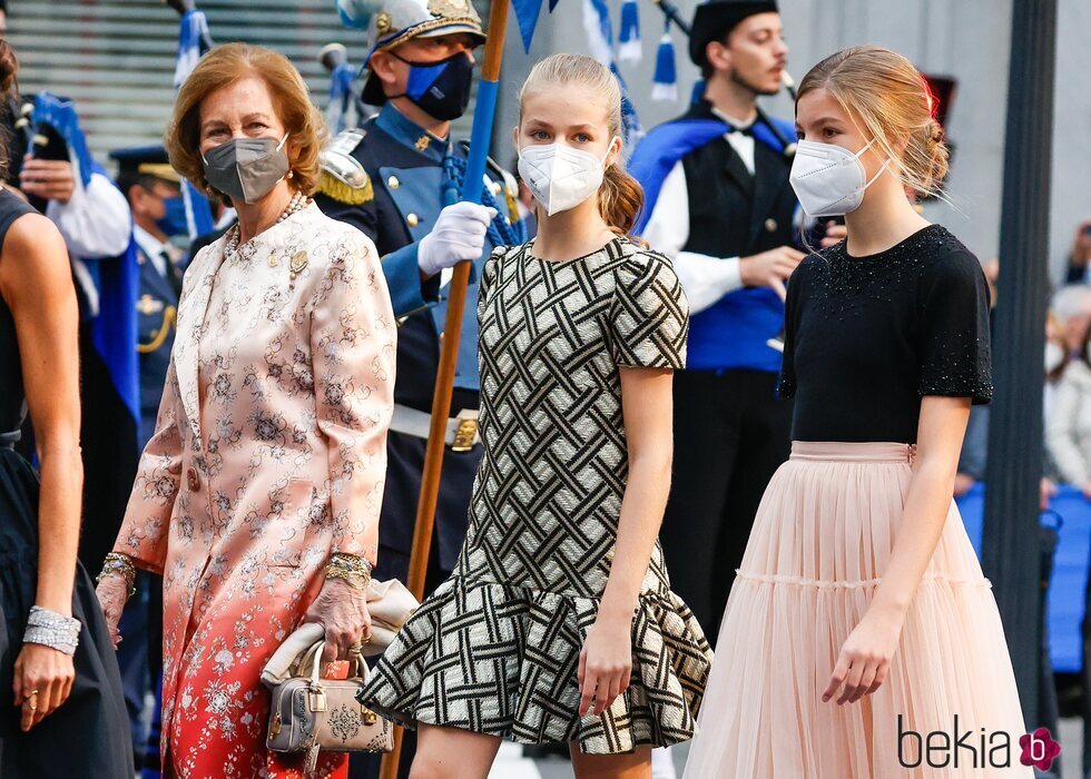 La Reina Sofía con sus nietas, la Princesa Leonor y la Infanta Sofía, en los Premios Princesa de Asturias 2021