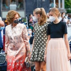 La Reina Sofía y la Princesa Leonor, muy cómplices junto a la Infanta Sofía en los Premios Princesa de Asturias 2021