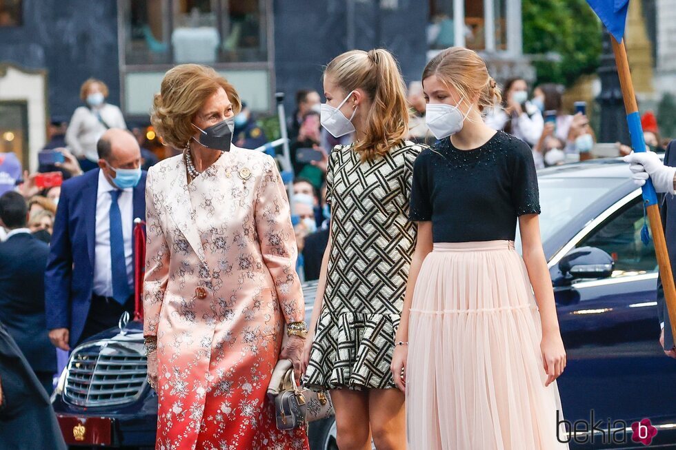 La Reina Sofía y la Princesa Leonor, muy cómplices junto a la Infanta Sofía en los Premios Princesa de Asturias 2021