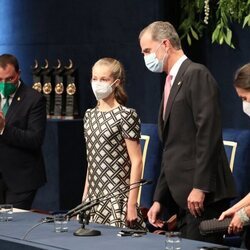 El Rey Felipe, la Princesa Leonor y Adrián Barbón en los Premios Princesa de Asturias 2021