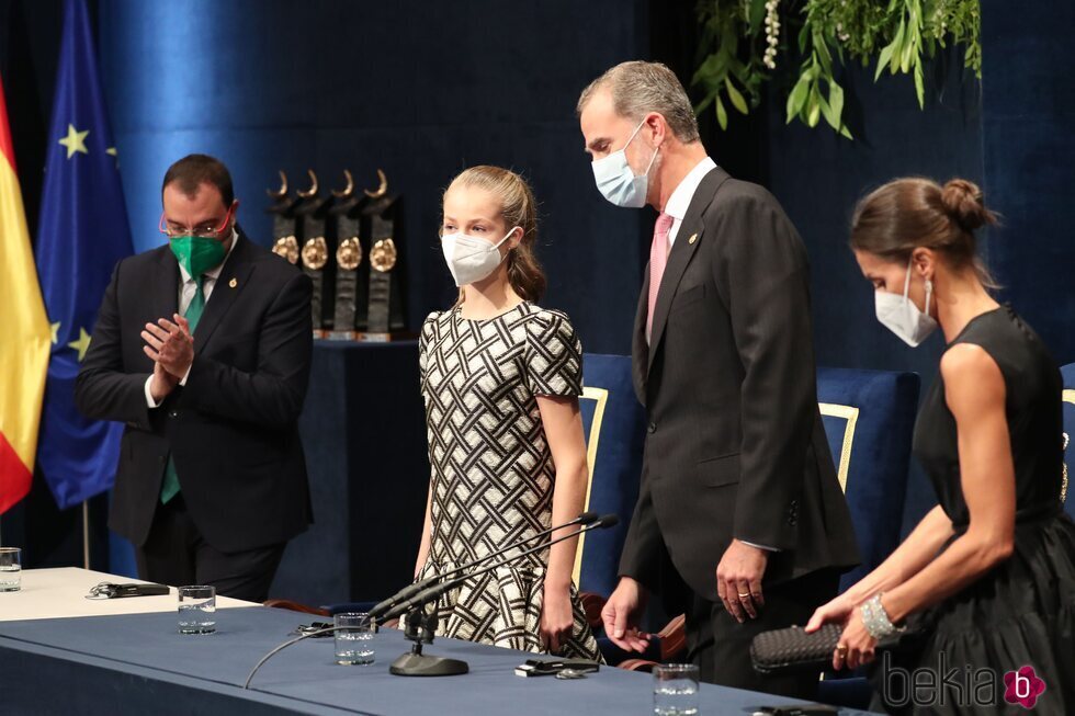 El Rey Felipe, la Princesa Leonor y Adrián Barbón en los Premios Princesa de Asturias 2021