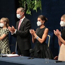 Los Reyes Felipe y Letizia, la Princesa Leonor y la Infanta Sofía aplaudiendo en los Premios Princesa de Asturias 2021