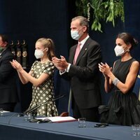 Los Reyes Felipe y Letizia, la Princesa Leonor y la Infanta Sofía aplaudiendo en los Premios Princesa de Asturias 2021