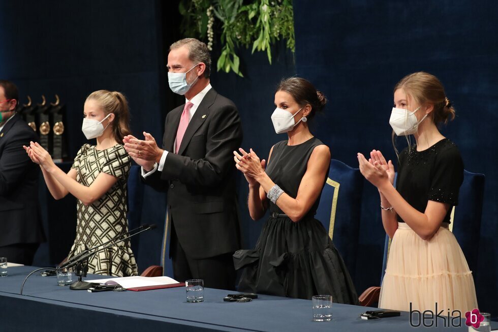 Los Reyes Felipe y Letizia, la Princesa Leonor y la Infanta Sofía aplaudiendo en los Premios Princesa de Asturias 2021