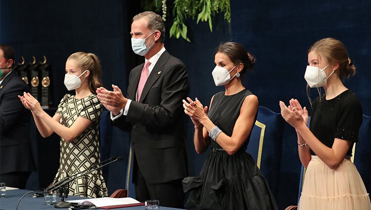 Los Reyes Felipe y Letizia, la Princesa Leonor y la Infanta Sofía aplaudiendo en los Premios Princesa de Asturias 2021