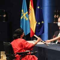 La Princesa Leonor entrega el diploma a Teresa Perales en los Premios Princesa de Asturias 2021