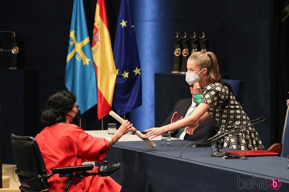 La Princesa Leonor entrega el diploma a Teresa Perales en los Premios Princesa de Asturias 2021