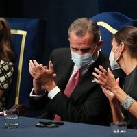 Los Reyes Felipe y Letizia comparten confidencias en los Premios Princesa de Asturias 2021