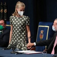 El Rey Felipe coge la mano de la Princesa Leonor en los Premios Princesa de Asturias 2021